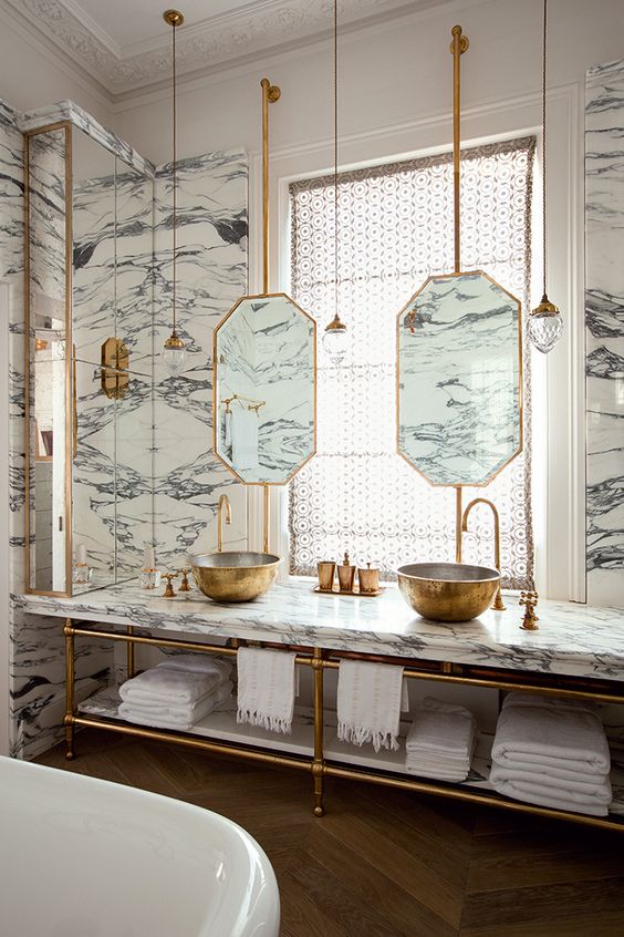 des miroirs en formes géométriques en salle de bain